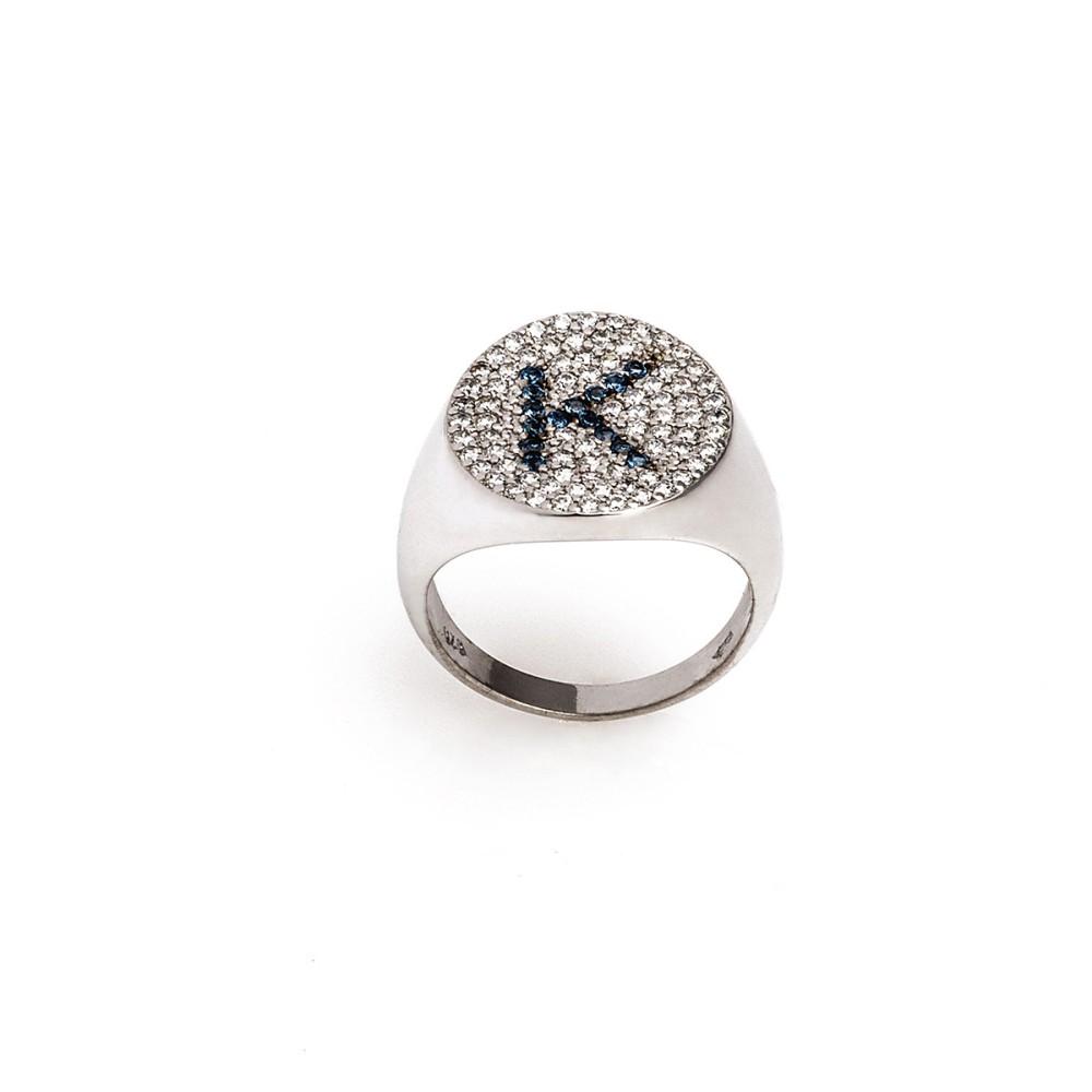Δαχτυλίδι chevalier σχέδιο μονόγραμμα Κ με πέτρες ζιργκόν από επιπλατινωμένο ασήμι 925°