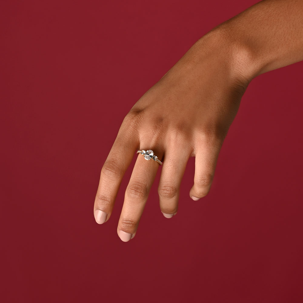 Δαχτυλίδι μονόπετρο με πλαινά ζιργκόν από επιχρυσωμένο ασήμι 925°
